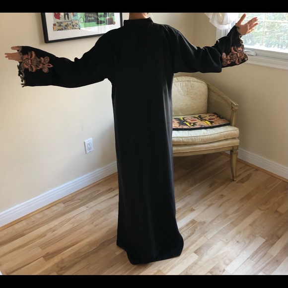 Traditional dress with beautiful embroidings - Picture 4 of 4